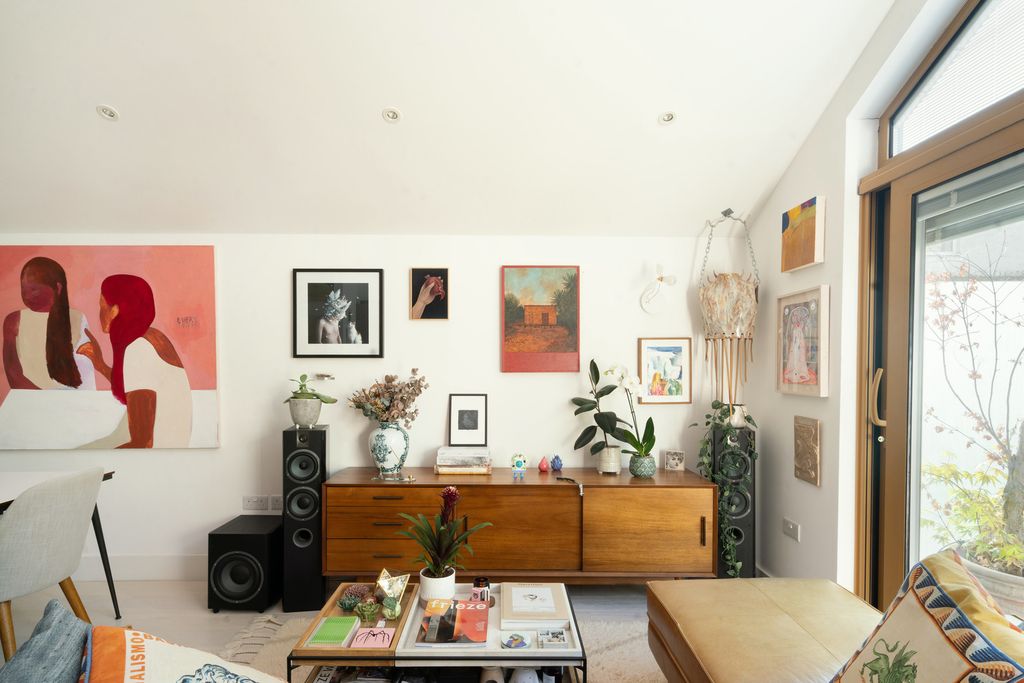 Property photo 3 of 19 299365 - County-Street-Se1-07.Jpg