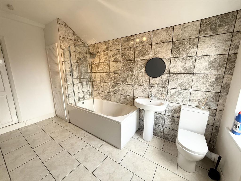 Property photo 3 of 10 Bathroom