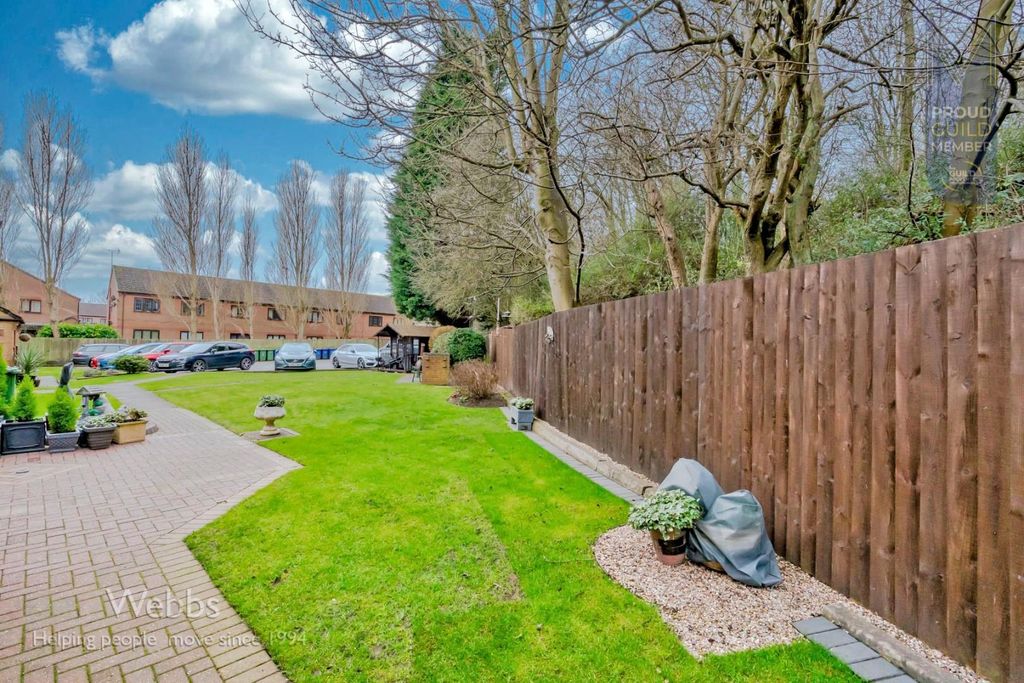 Property photo 2 of 18 Communal Gardens