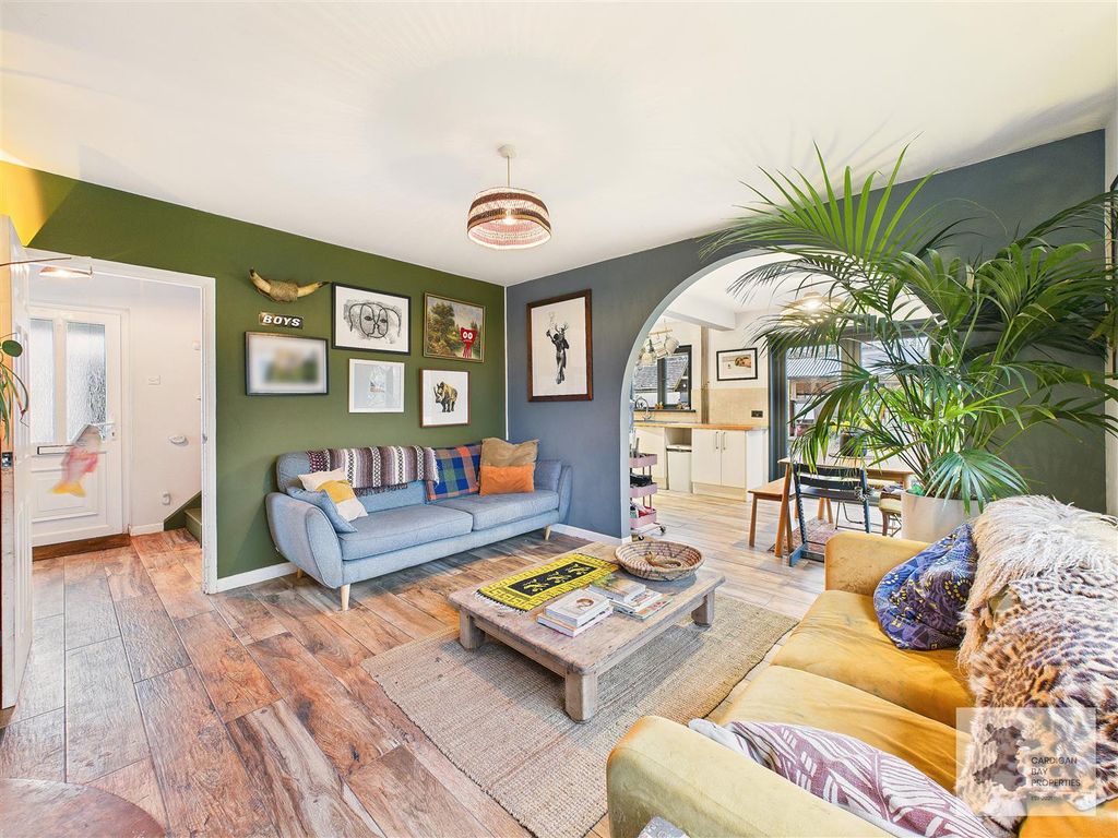 Property photo 2 of 32 Lounge