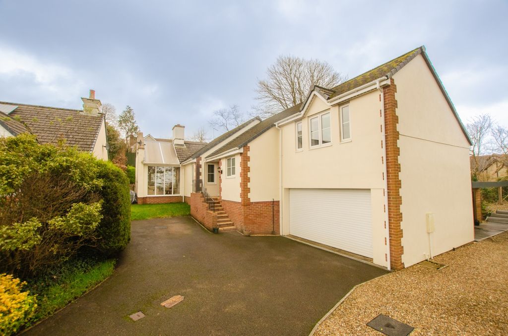 Property photo 1 of 18 20 Barons Meadow Bodmin 01208 74182-3