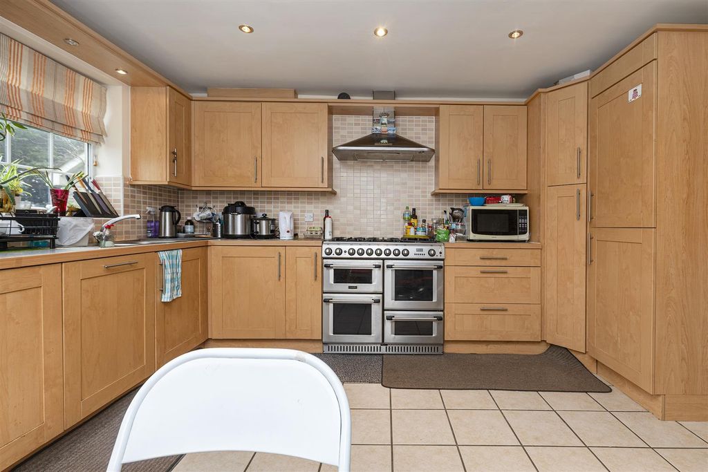 Property photo 3 of 34 Kitchen