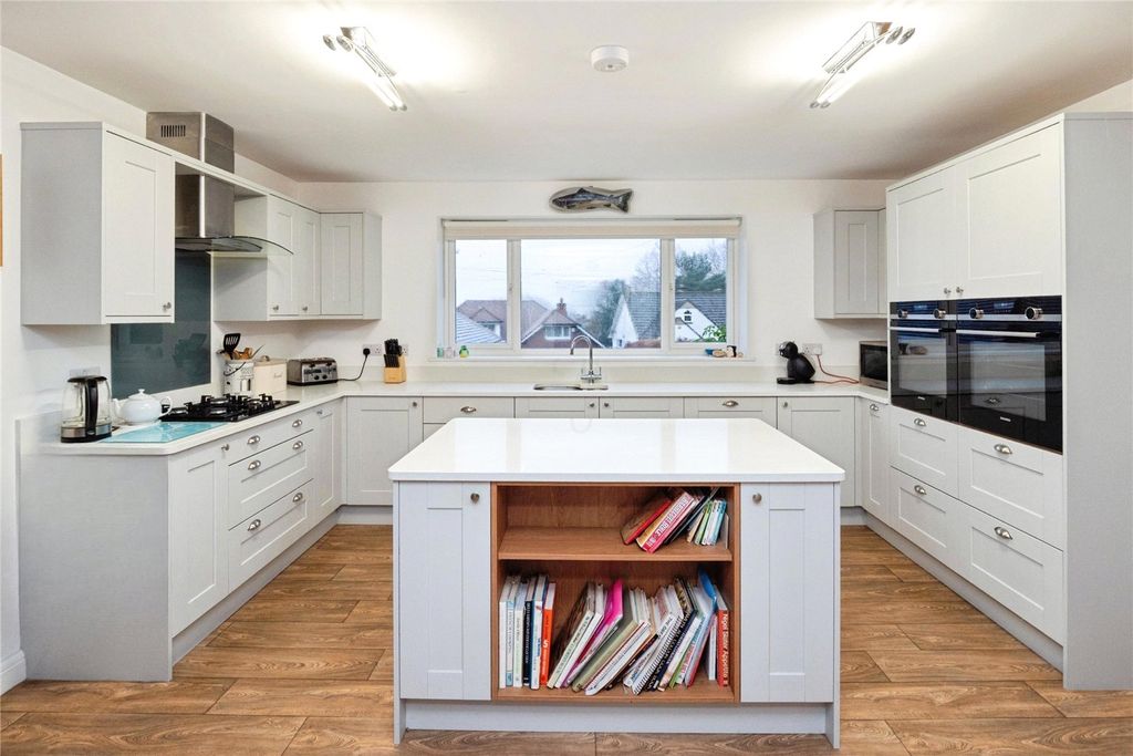 Property photo 3 of 19 Kitchen