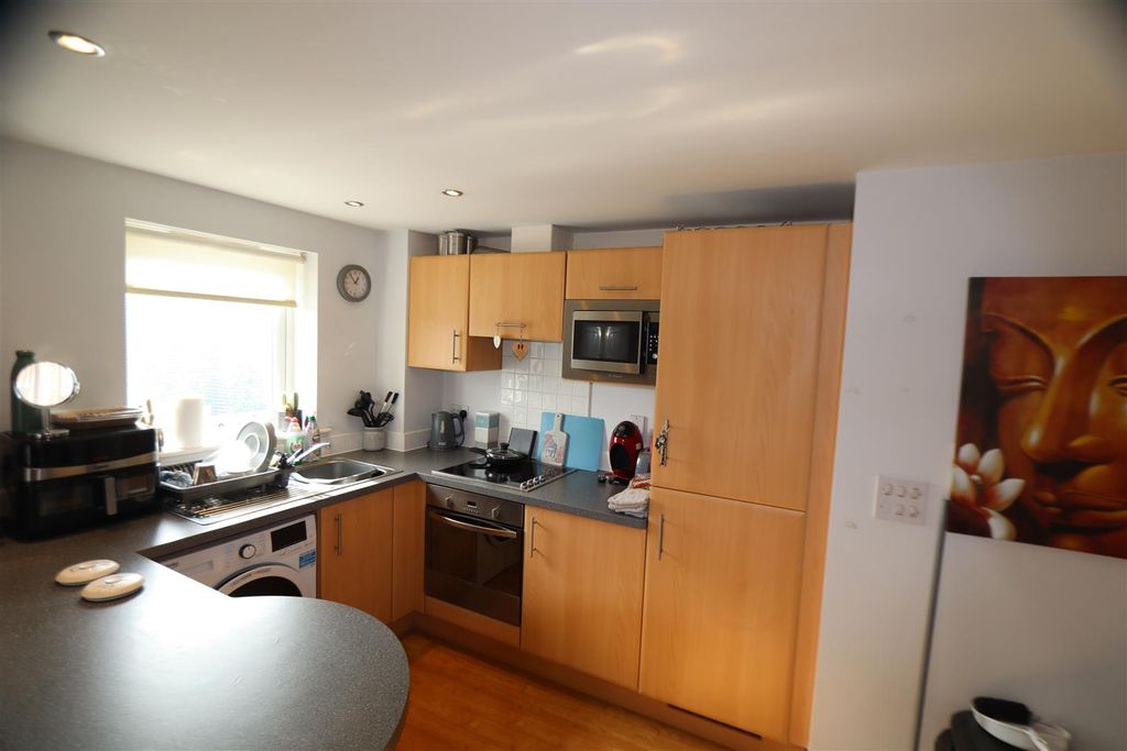 Property photo 3 of 9 Kitchen.Jpg