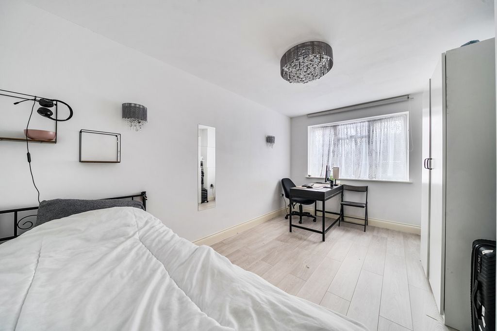 Property photo 3 of 20 1377168-11-6911Bd...