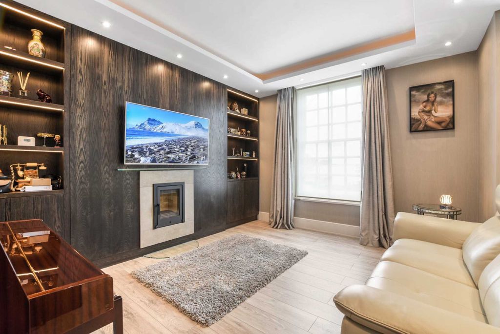 Property photo 3 of 12 Photo