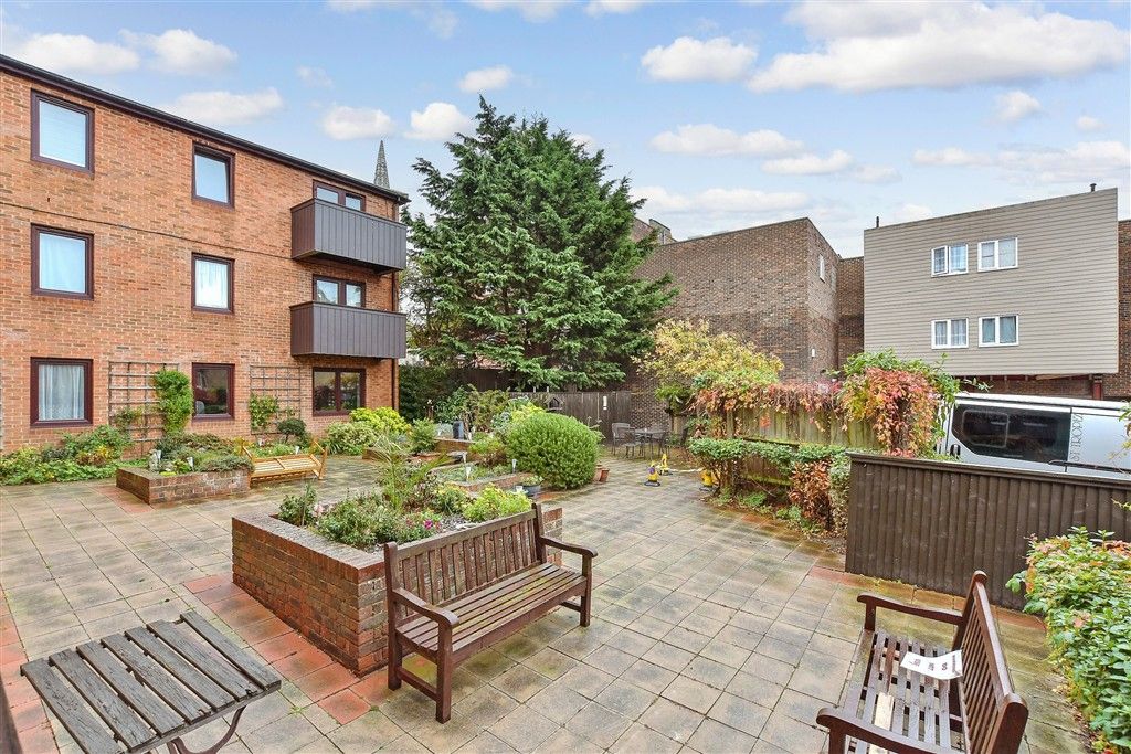 Property photo 1 of 10 Communal Gardens