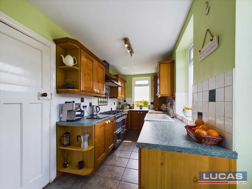 Property photo 3 of 33 Breakfast Kitchen