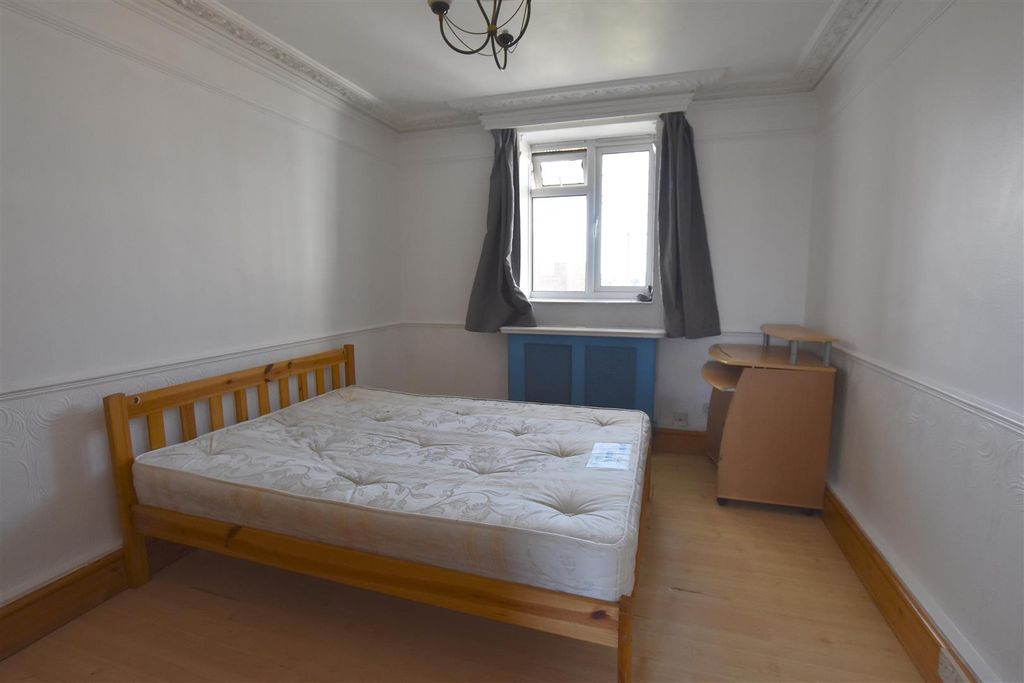 Property photo 2 of 9 Bed2.Jpg