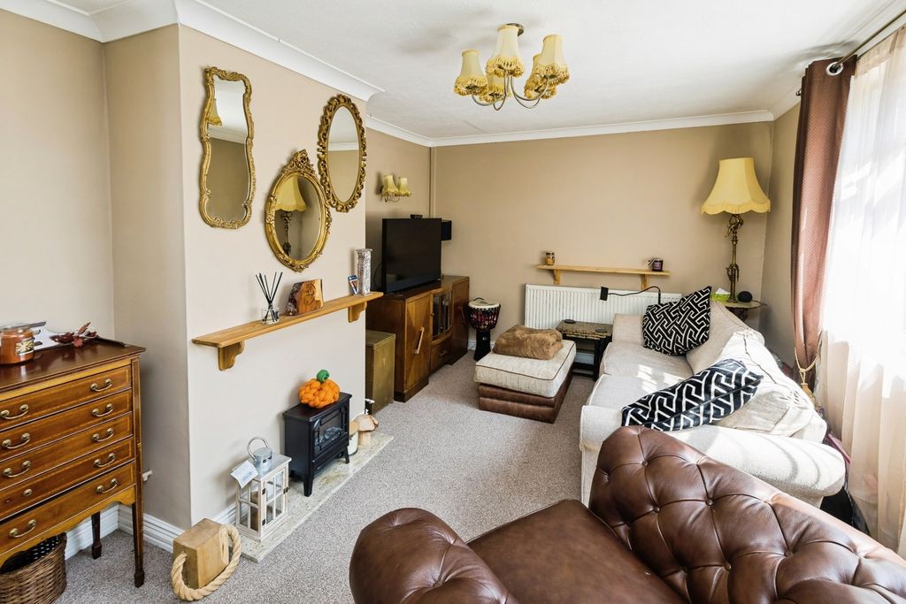Property photo 3 of 16 Lounge