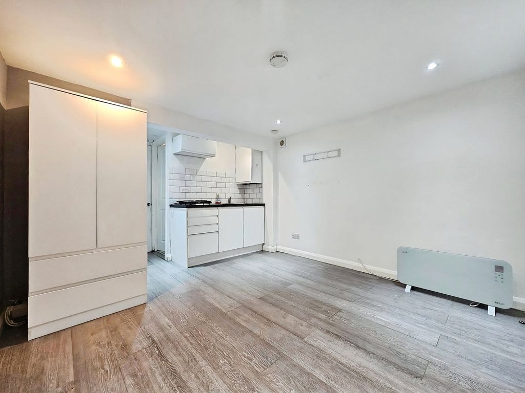 Property photo 2 of 6 Reception/Kitchen