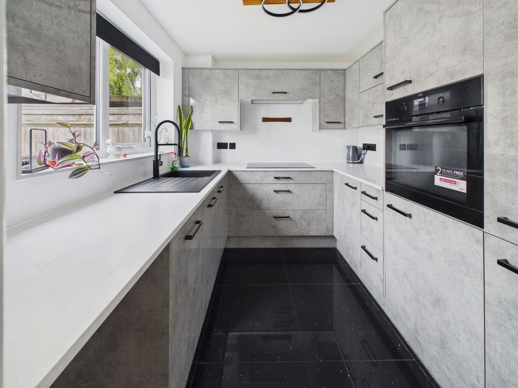 Property photo 2 of 11 Kitchen
