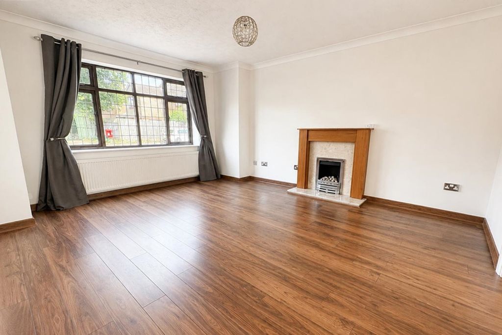 Property photo 3 of 14 4696926
