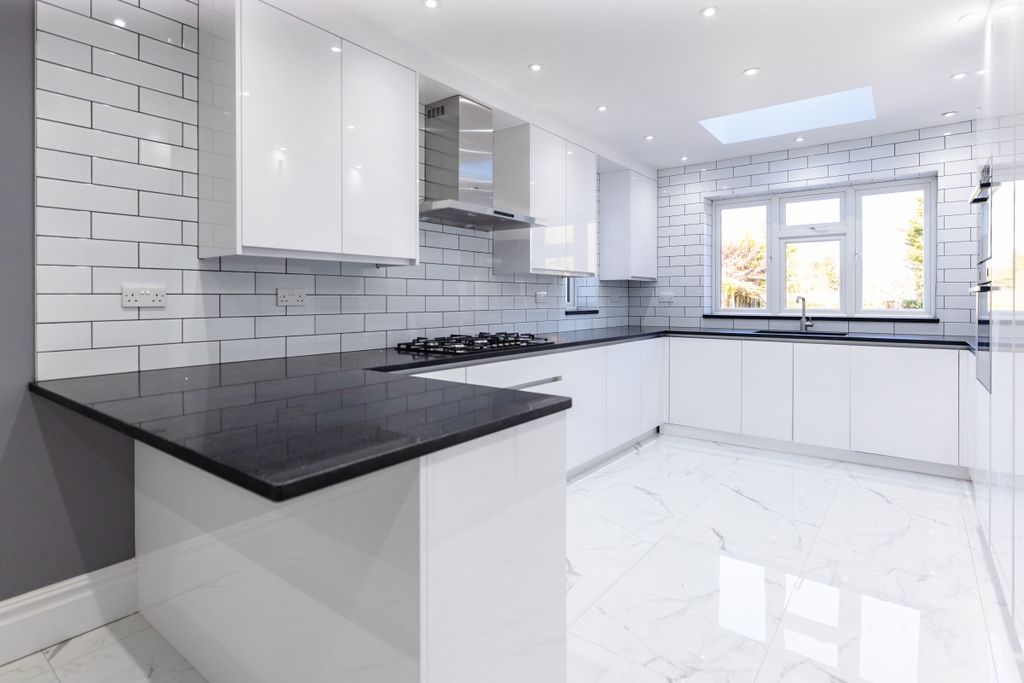 Property photo 3 of 34 4 Bulstrode Way -...