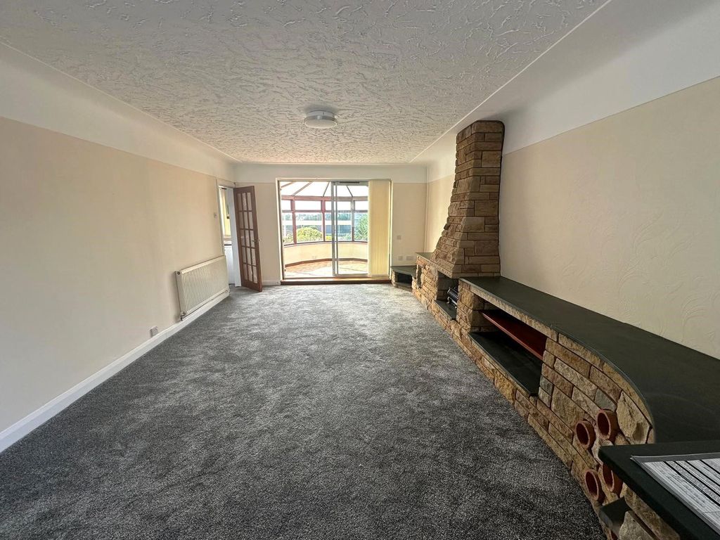 Property photo 3 of 21 Lounge 2
