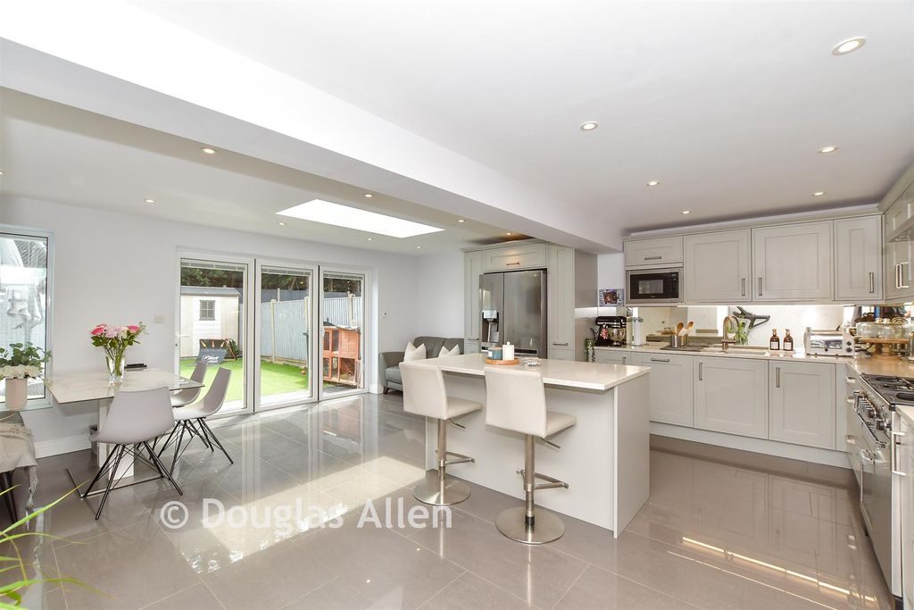 Property photo 3 of 16 Kitchen