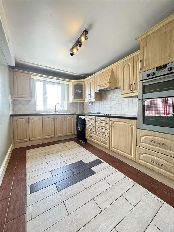 Property photo 3 of 8 Kitchen
