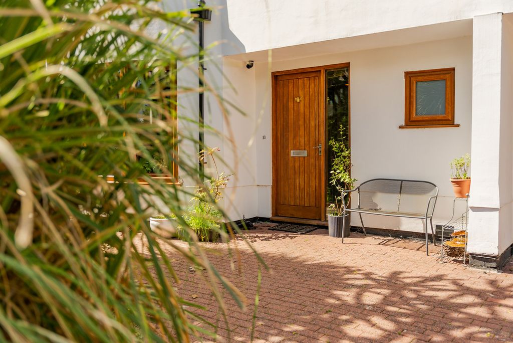 Property photo 1 of 31