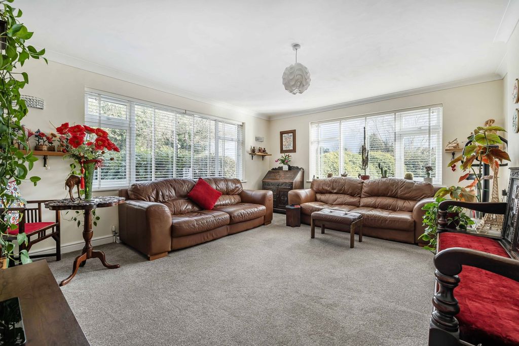 Property photo 2 of 19 Lounge