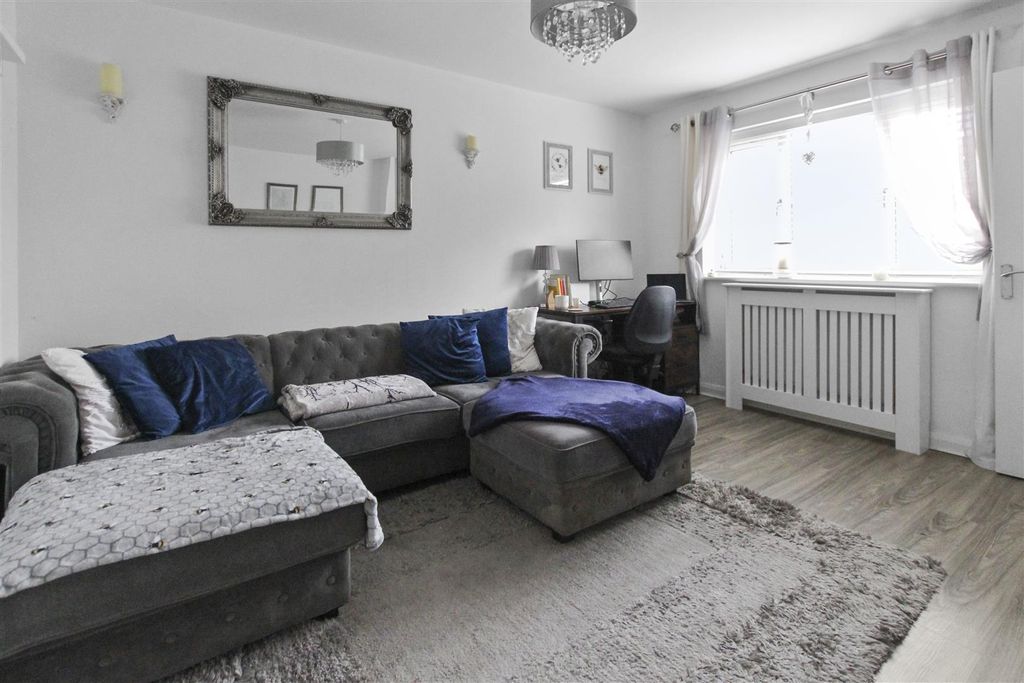 Property photo 3 of 19 Lounge