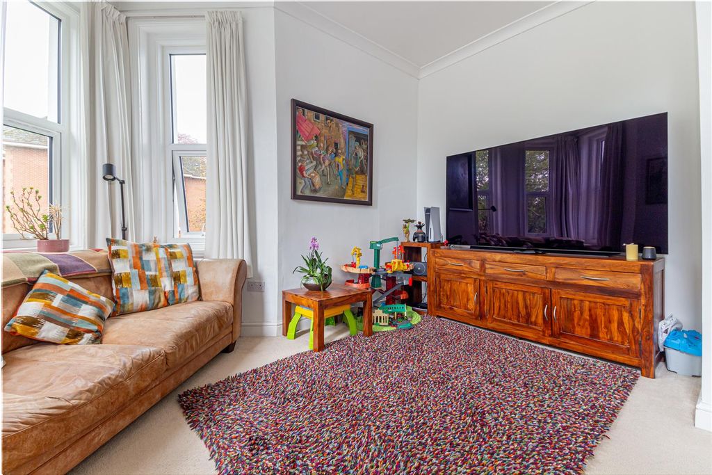 Property photo 2 of 12 Livingr-Oom-1.Jpg