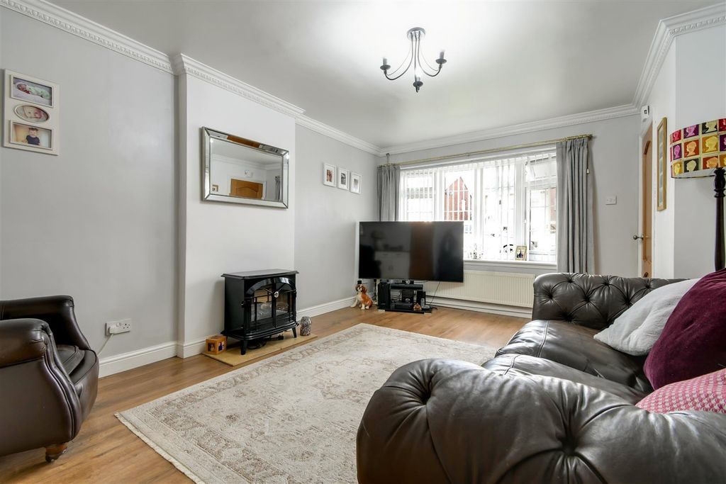 Property photo 2 of 17 Lounge