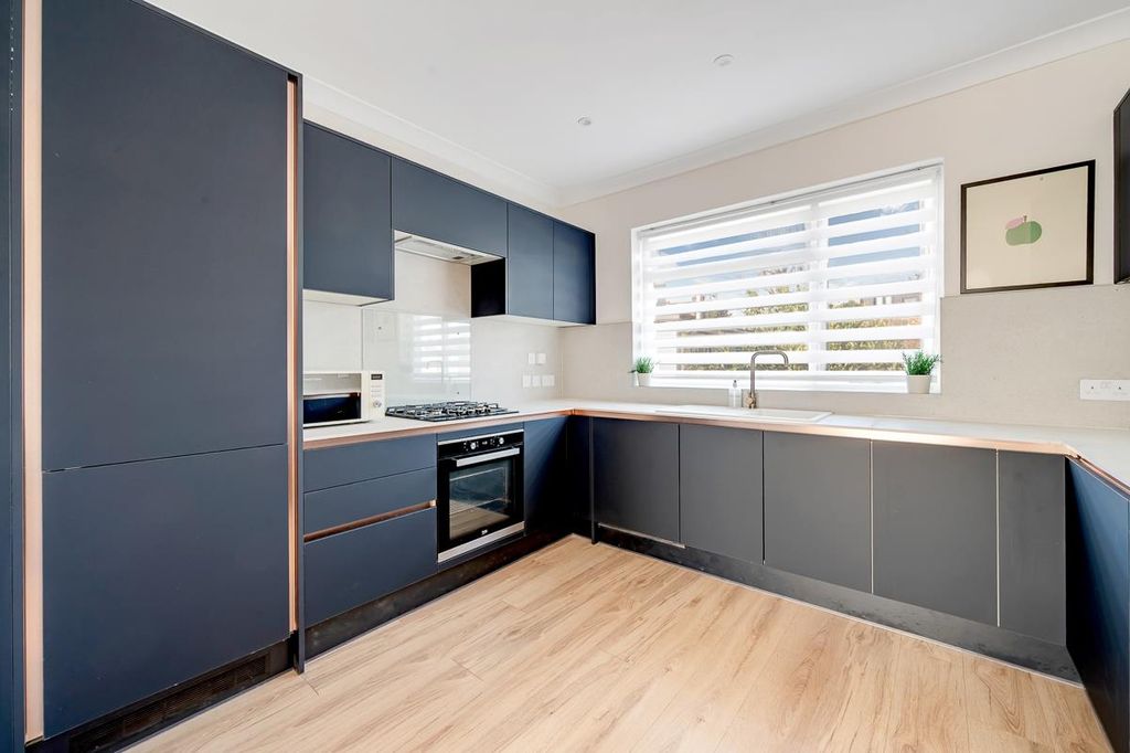 Property photo 3 of 10 Tff 1 Saville Road W4 5HQ-7.Jpg