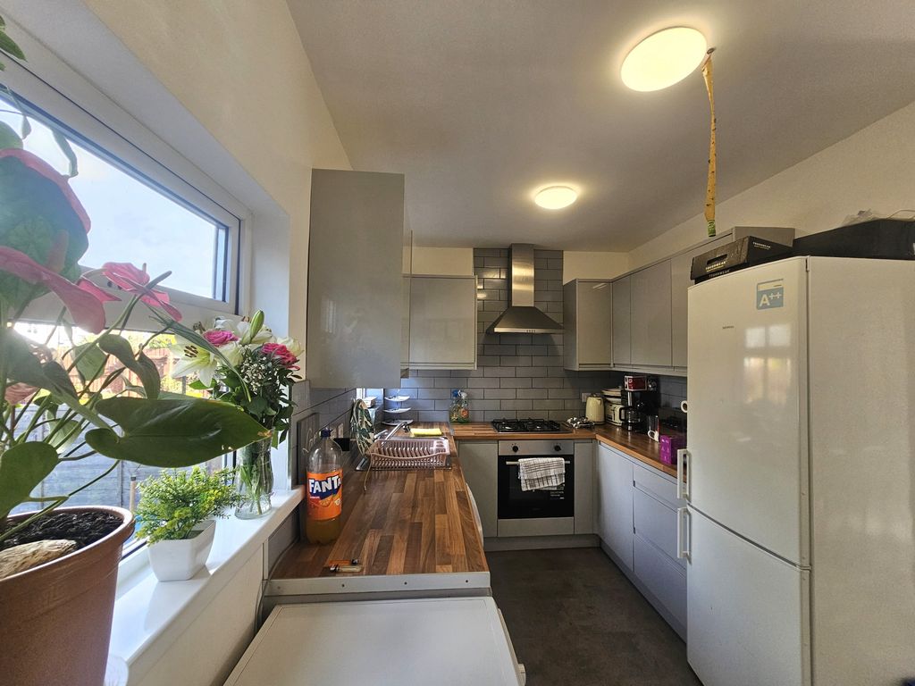 Property photo 2 of 11 Kitchen