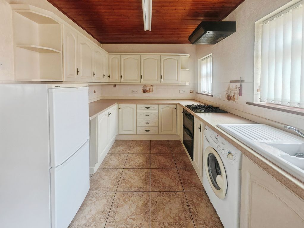 Property photo 3 of 18 Kitchen