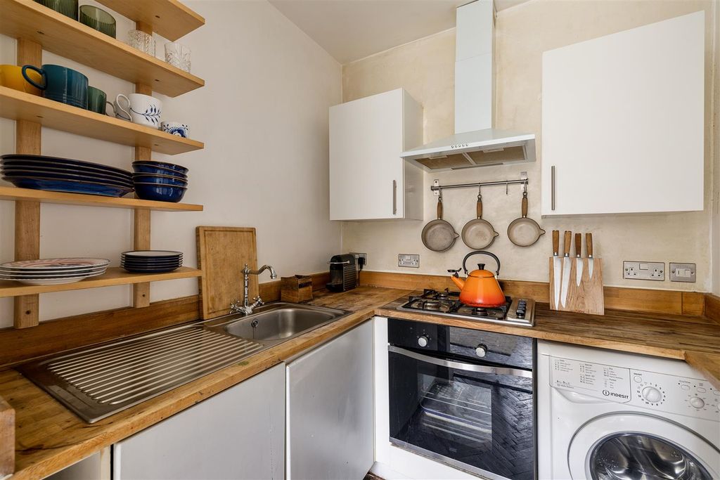 Property photo 3 of 19 Hackney Road E2