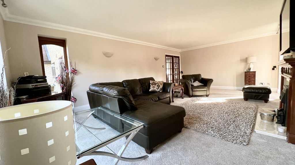 Property photo 2 of 18 Lounge