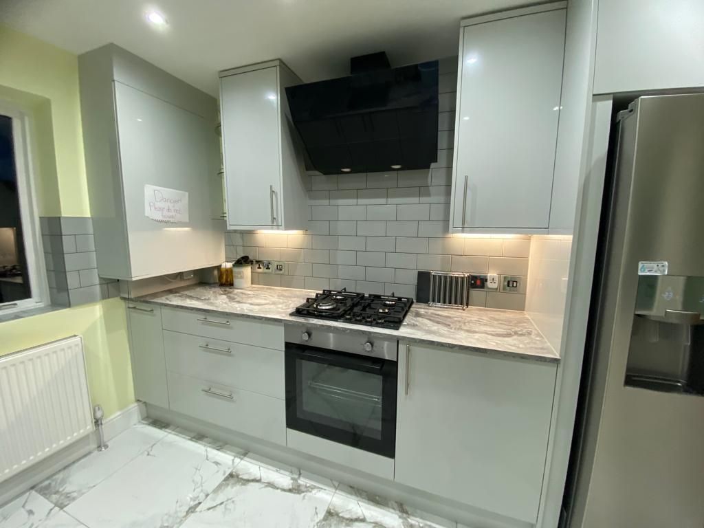 Property photo 3 of 10 Modern Kitchen