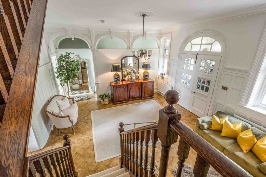 Property photo 3 of 28 Entrance Hall