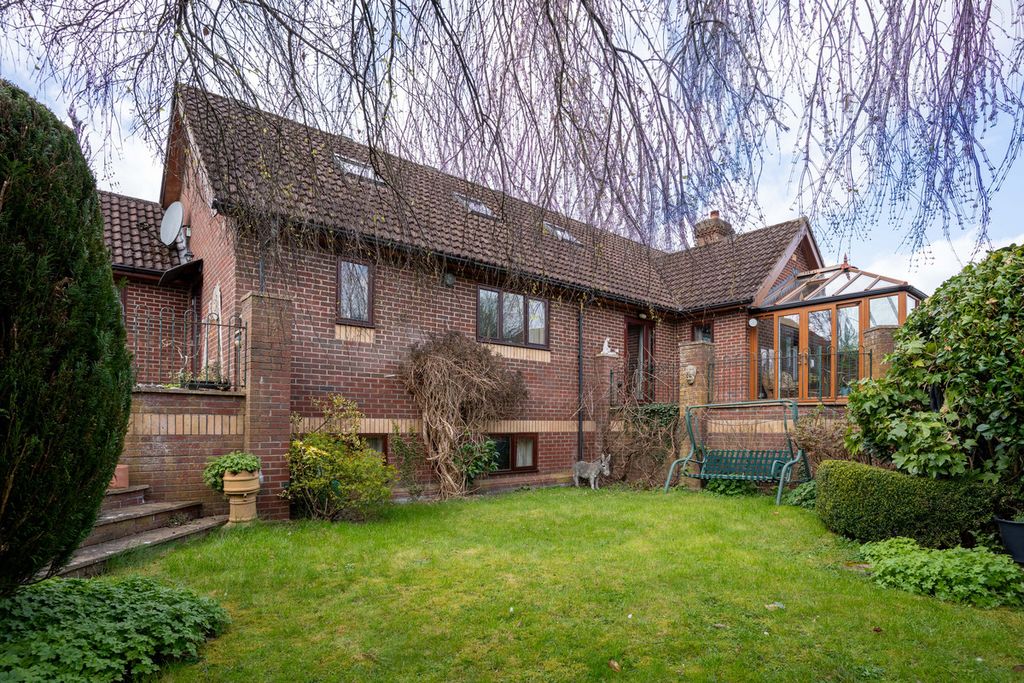 Property photo 2 of 27