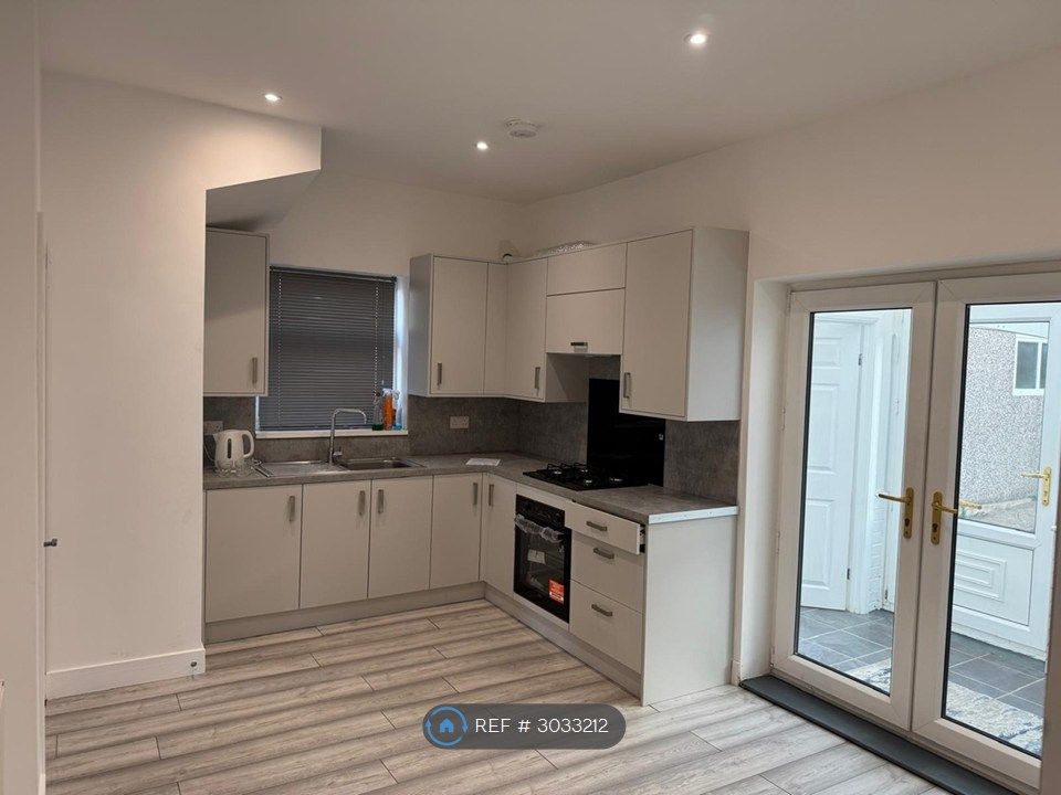Property photo 1 of 10 Newly Fitted Kitchen