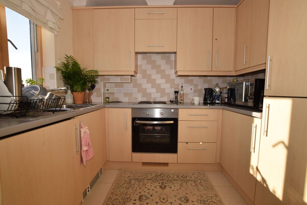 Property photo 3 of 12 Kitchen