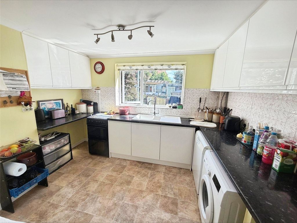 Property photo 3 of 11 Kitchen