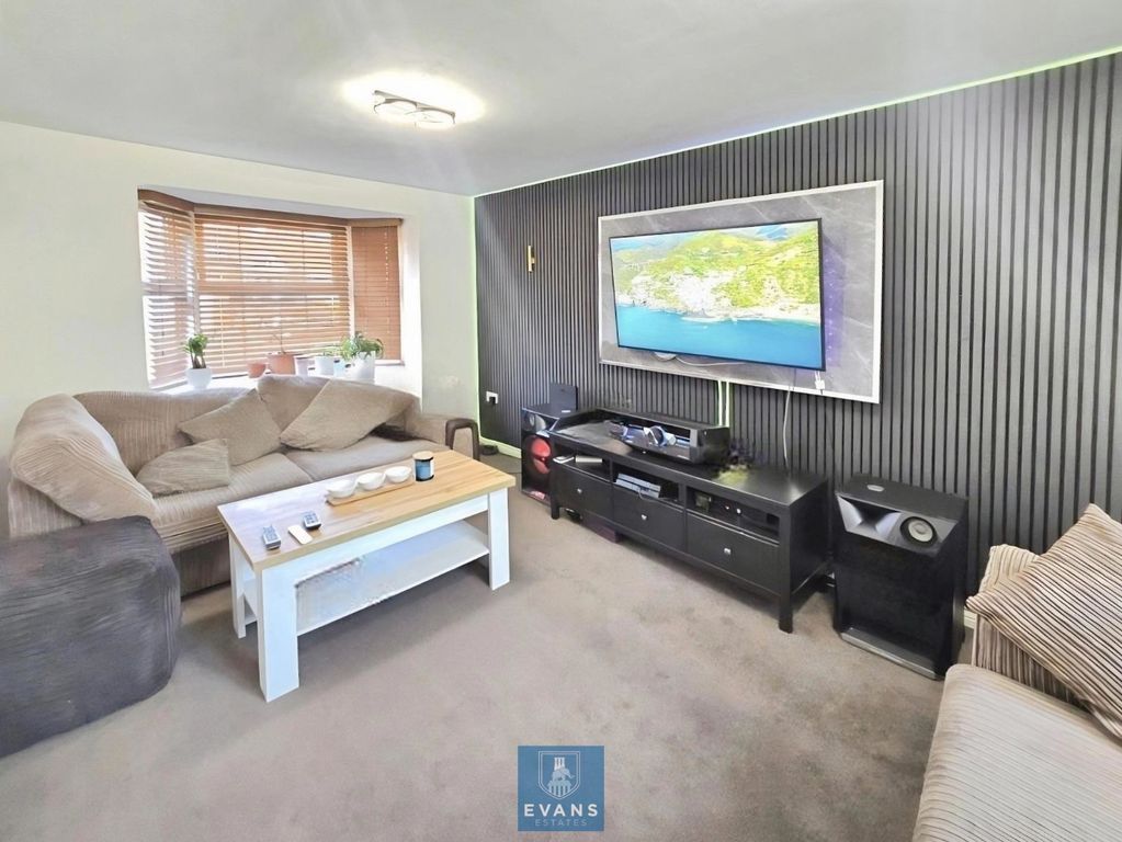 Property photo 3 of 13 Lounge
