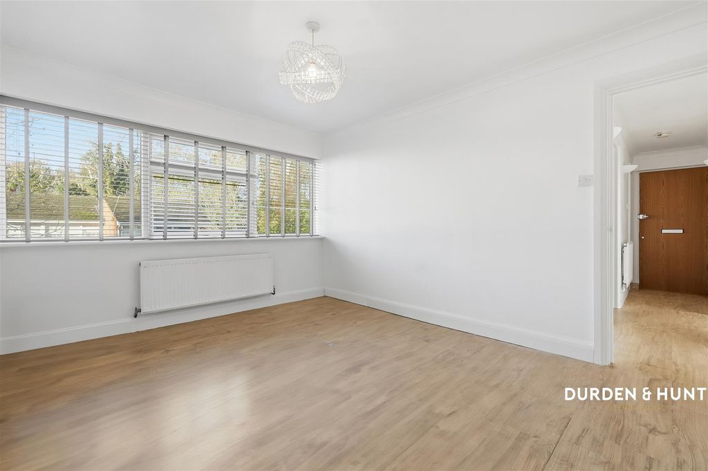 Property photo 2 of 14 Leonard Way