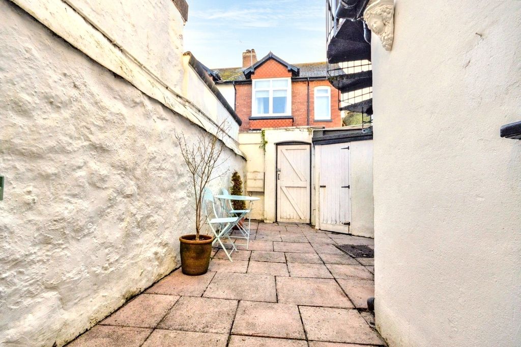 Property photo 3 of 22 Courtyard