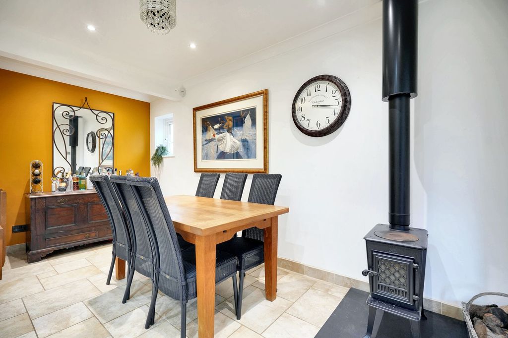 Property photo 2 of 28