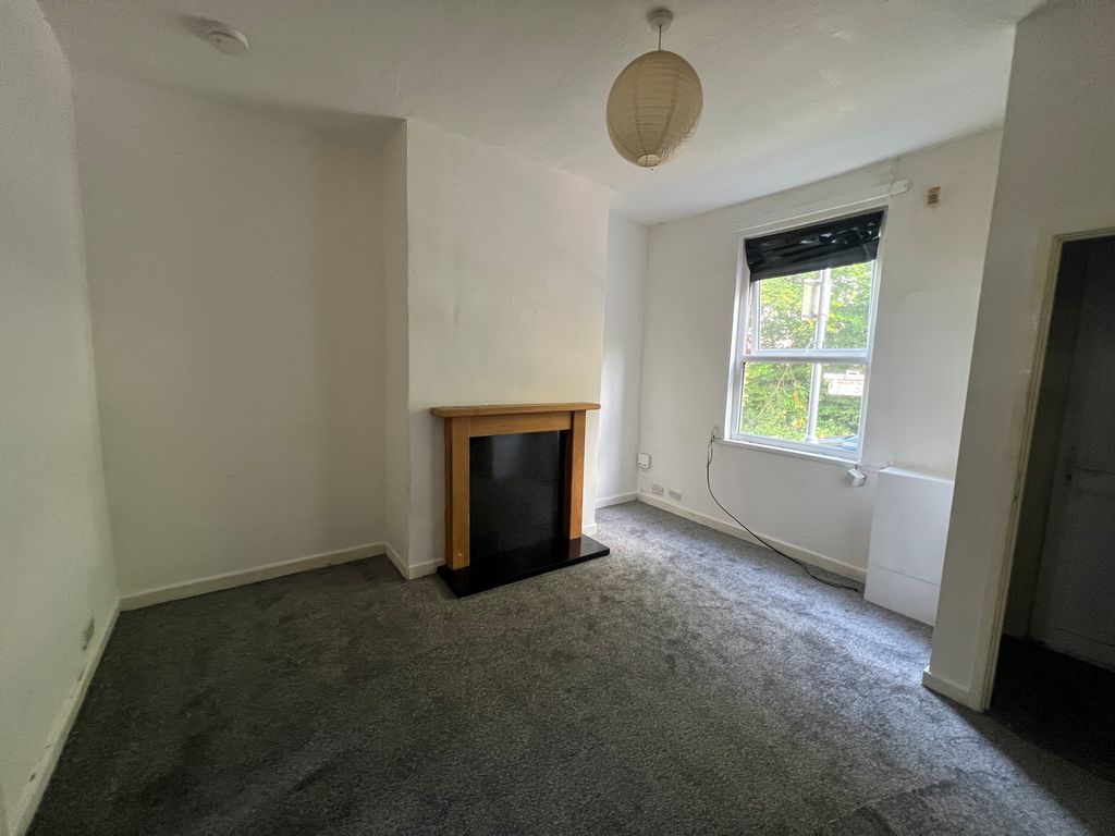 Property photo 3 of 10 Living Room