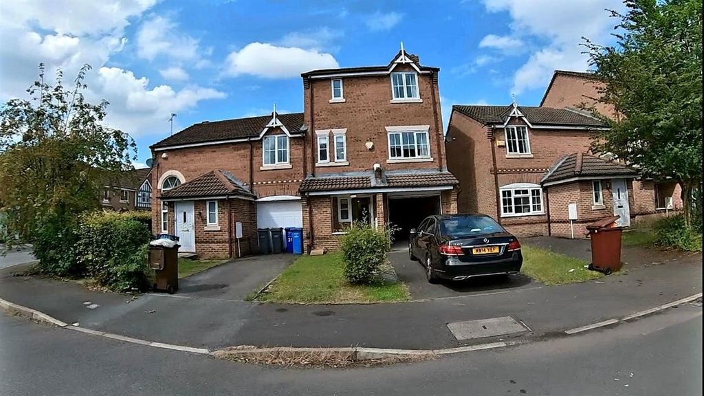 Property photo 2 of 13 Attractive Semi-Detached House With Brick Faã§Ade, ...