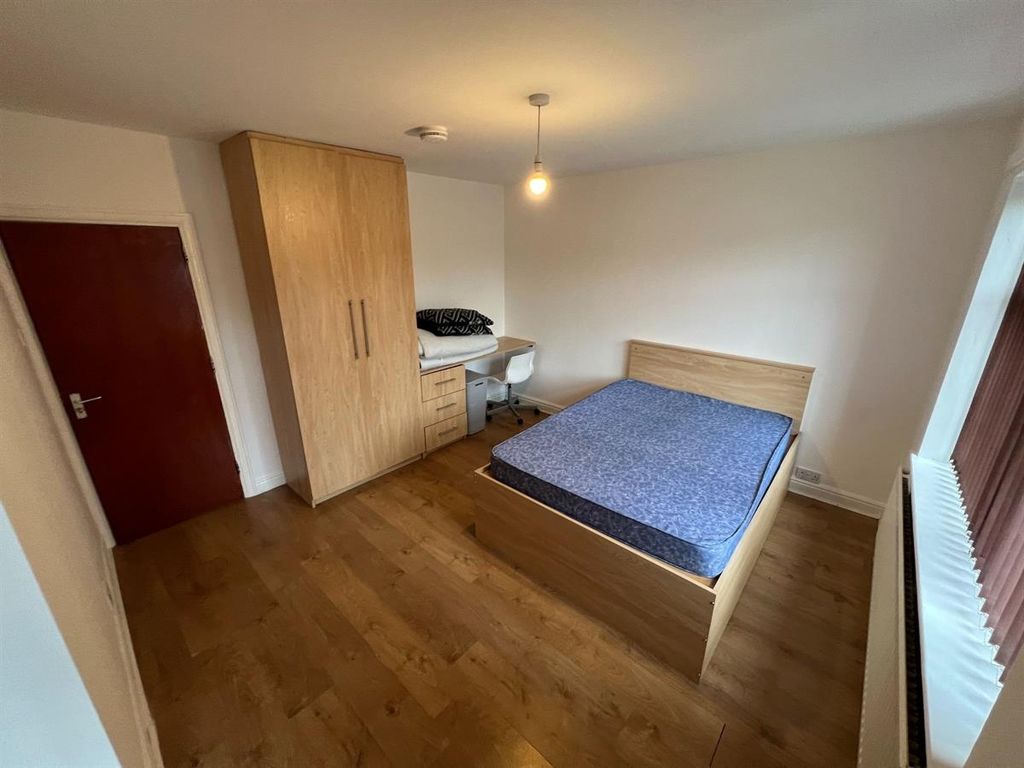Property photo 3 of 8 A Modern Double Bedroom Featuring A Comfortable Be...