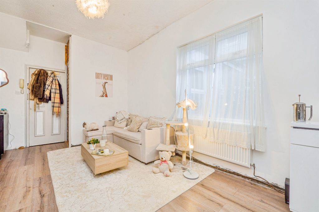 Property photo 2 of 8