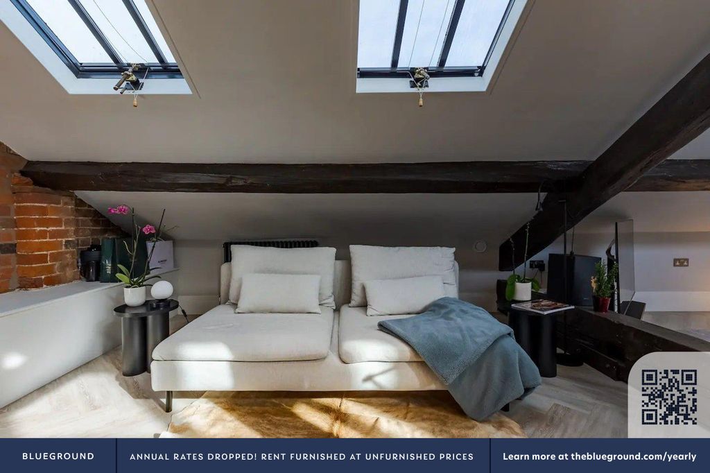 Property photo 3 of 31 Living Room