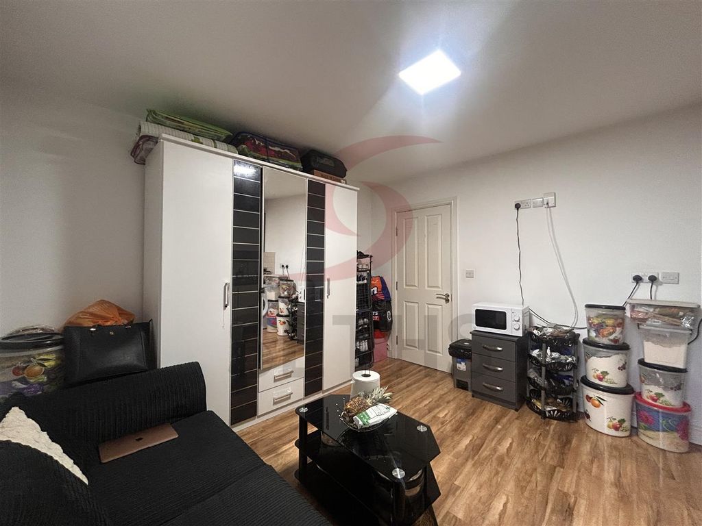 Property photo 2 of 8 Lounge/Kitchen