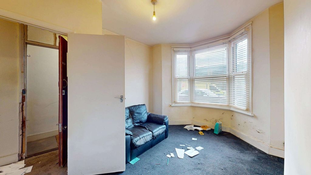 Property photo 2 of 21 Flats A And B, 229 Milkwood Road, Herne Hill, London, Se24 0Je