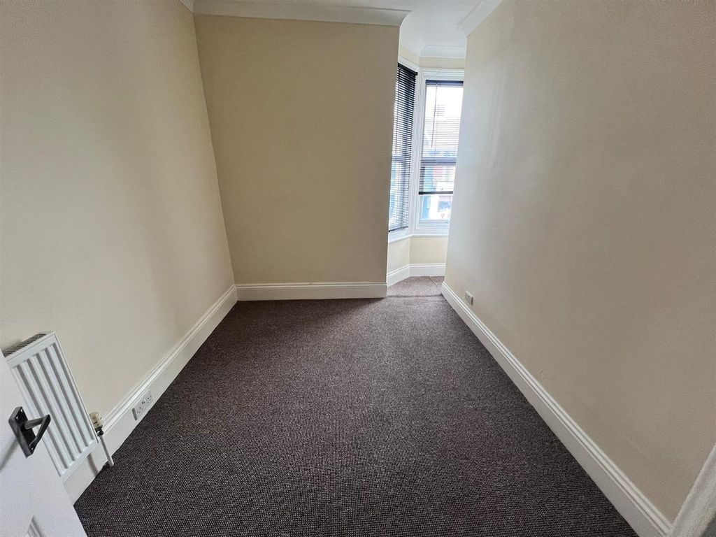 Property photo 3 of 6 Bed 11.Jpg