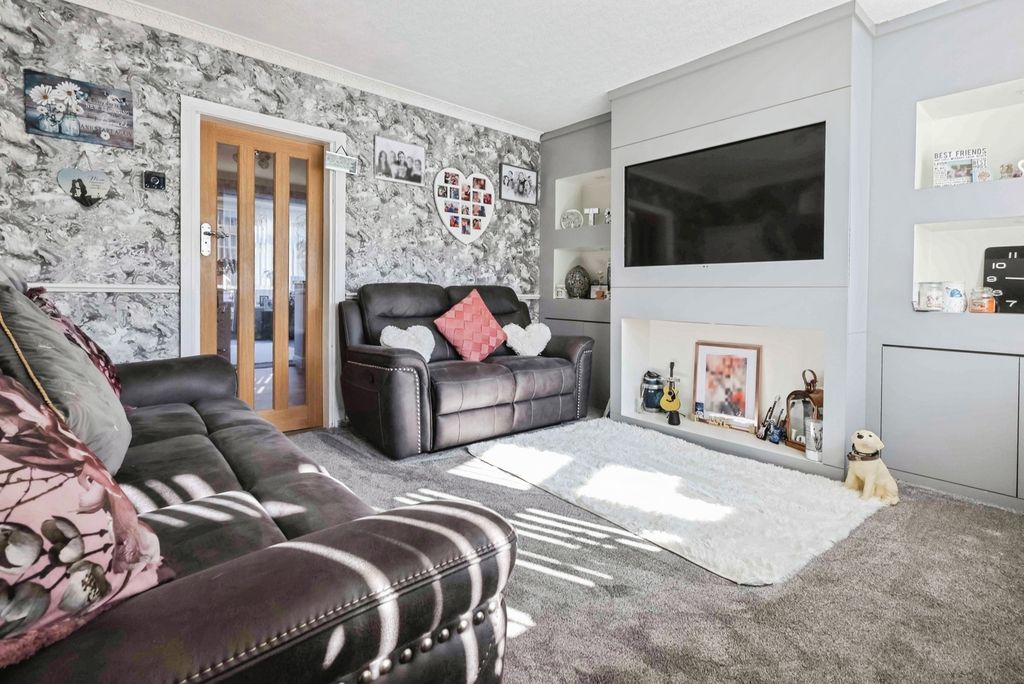 Property photo 2 of 17 Lounge
